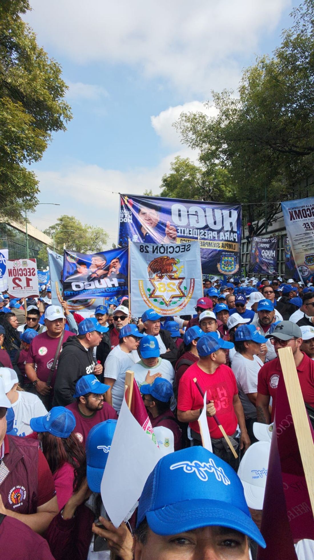 Contingente con mantas y banderas