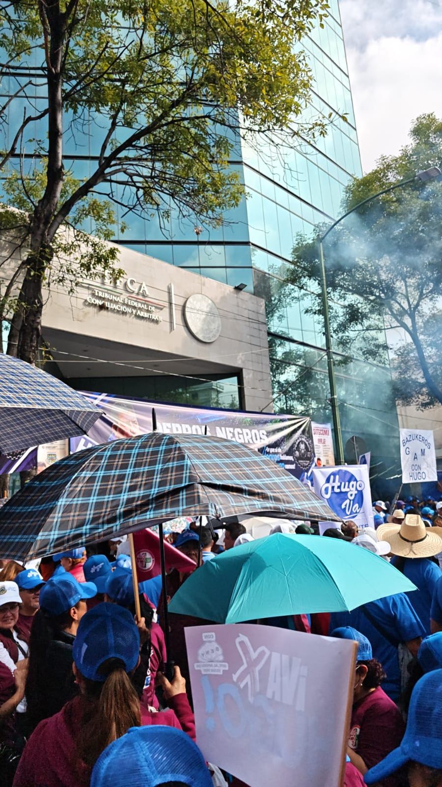 Asamblea bajo la lluvia
