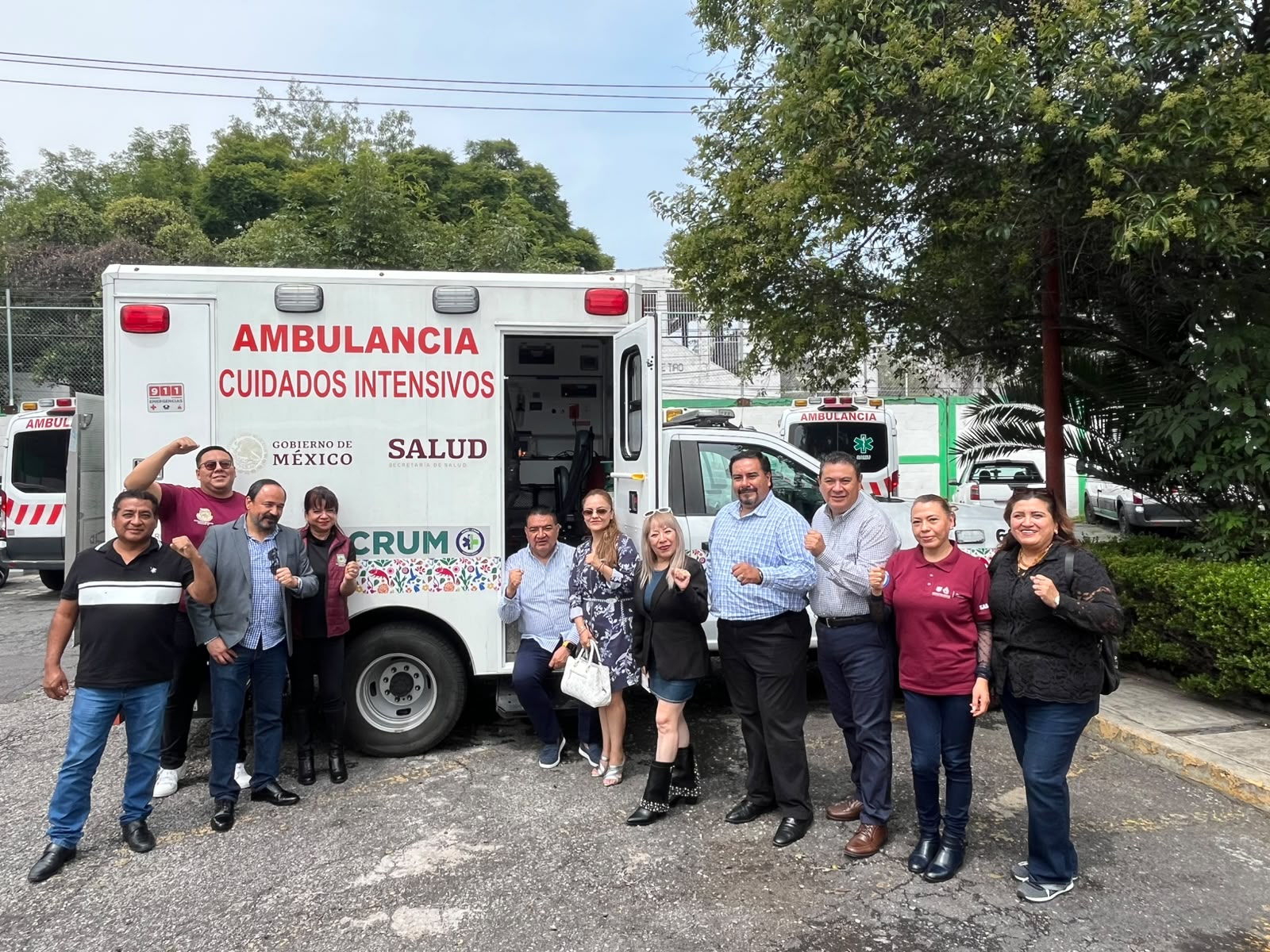 Grupo frente a ambulancia de cuidados intensivos
